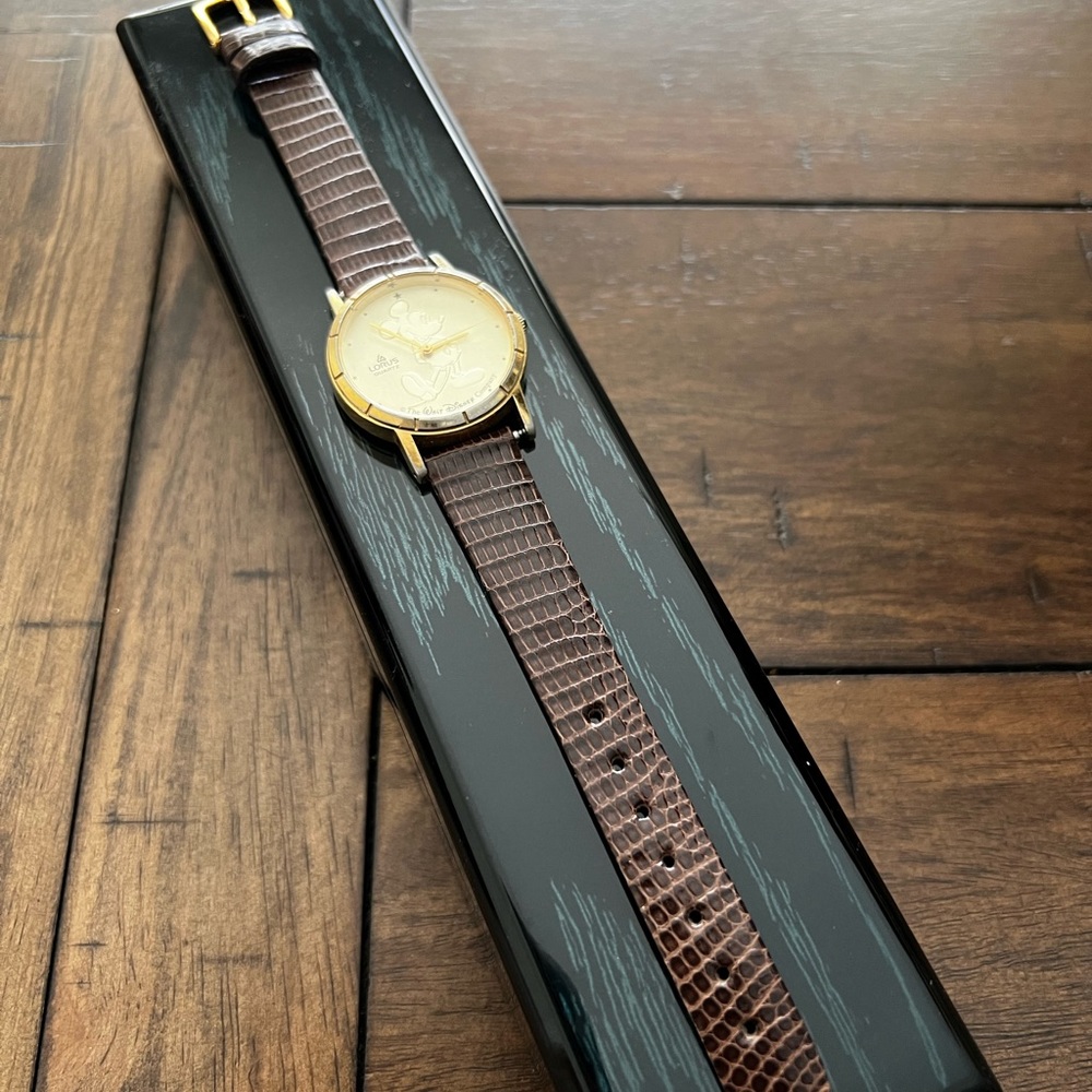 Vintage Rare LORUS Quartz Mickey Mouse Watch "The Walt Disney Co" V811-1400